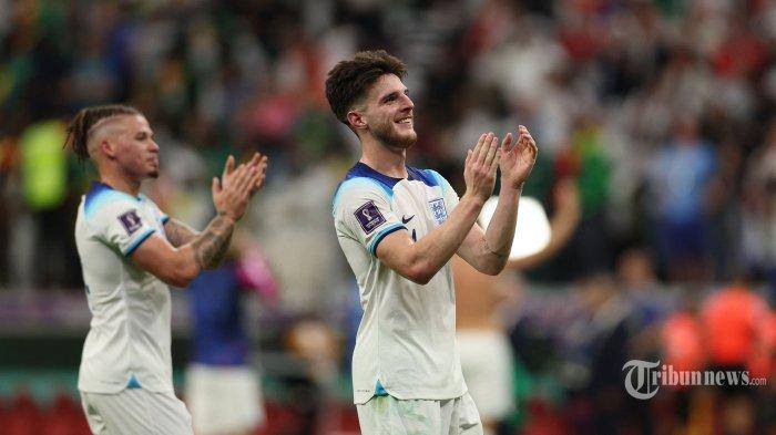 Gelandang Inggris Declan Rice (kanan) dan gelandang Inggris Kalvin Phillips bertepuk tangan kepada suporter setelah mereka memenangkan pertandingan sepak bola babak 16 besar Piala Dunia Qatar 2022 antara Inggris dan Senegal di Stadion Al-Bayt di Al Khor, utara Doha pada 4 Desember 2022.