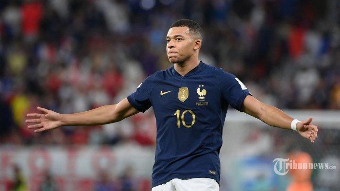 Penyerang Prancis Kylian Mbappe merayakan gol kedua timnya saat pertandingan sepak bola babak 16 besar Piala Dunia 2022 Qatar antara Prancis dan Polandia di Stadion Al-Thumama di Doha pada 4 Desember 2022.