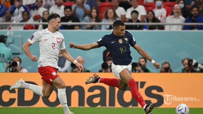Bek Polandia Matthew Cash (kiri) berebut bola dengan penyerang Prancis Kylian Mbappe selama pertandingan sepak bola babak 16 besar Piala Dunia Qatar 2022 antara Prancis dan Polandia di Stadion Al-Thumama di Doha pada 4 Desember 2022.