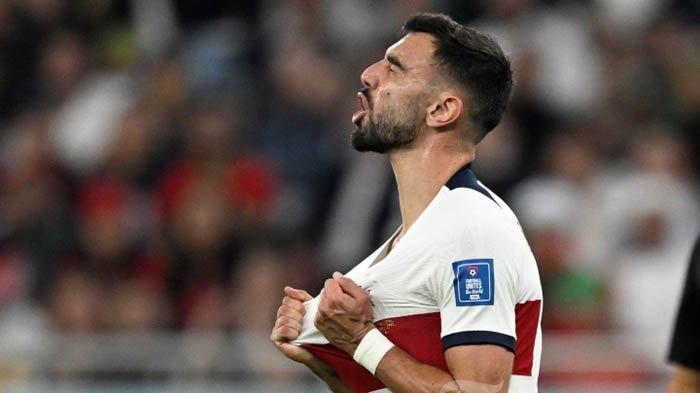Ekspresi gelandang Timnas Portugal, #08 Bruno Fernandes usai melewatkan peluang gol dalam laga sepak bola perempat final Piala Dunia Qatar 2022 antara Maroko melawan Portugal di Stadion Al-Thumama, di Doha, Qatar, Sabtu (10/12/2022) waktu setempat.