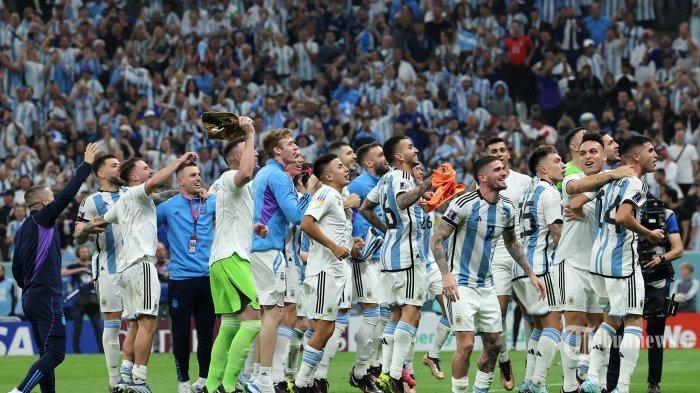 Para pemain Argentina merayakan bersama pendukungnya setelah memenangkan pertandingan semifinal sepak bola Piala Dunia Qatar 2022 antara Argentina dan Kroasia di Stadion Lusail di Lusail, utara Doha. Selasa (13 Desember 2022).
