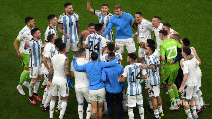 Para pemain Argentina melakukan selebrasi pada akhir pertandingan semifinal sepak bola Piala Dunia Qatar 2022 antara Argentina dan Kroasia di Stadion Lusail di Lusail, utara Doha. Selasa (13 Desember 2022).