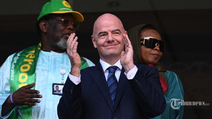 Presiden FIFA Gianni Infantino memberi tepuk tangan kepada para pemain menjelang pertandingan sepak bola Grup G Piala Dunia Qatar 2022 antara Swiss dan Kamerun di Stadion Al-Janoub di Al-Wakrah, selatan Doha pada 24 November 2022.