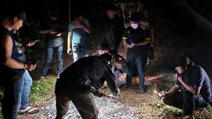 Anggota Polres Bangka Selatan ketika melakukan olah TKP penemuan mayat wanita pekerja kedai yang dibakar di Hutan Parit 3 Desa Gadung, Kecamatan Toboali, Kamis (13/10/2022)