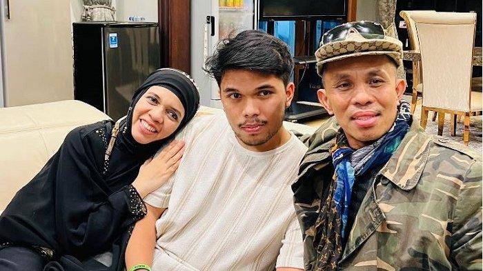 Thariq saat bersama ibunya Lenggogeni Faruk dan ayahnya Halilintar Anofial Asmid yang dikenal dengan keluarga Gen Halilintar