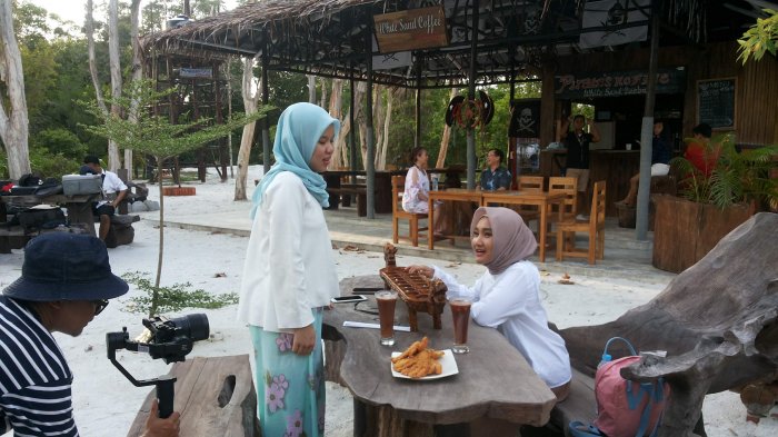 Artis penyanyi Fatin Sidqia Lubis melakukan syuting single keduanya di Pantai Chicas, Pulau Leebong, Desa Lassar, Membalong, Minggu (2/9).