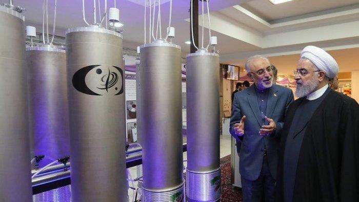 Foto yang dirilis pada 9 April 2019 oleh kantor kepresidenan Iran, menampilkan Presiden Iran Hassan Rouhani (kanan) saat mengunjungi fasilitas teknologi nuklir Iran di Teheran.