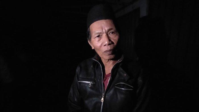 Amrin (67) salah seorang warga yang juga merupakan juru kunci Bukit Juvi, tempat pohon karet itu ditebang, saat diwawancarai oleh tribunbengkulu.com pada Rabu (7/9/2022)