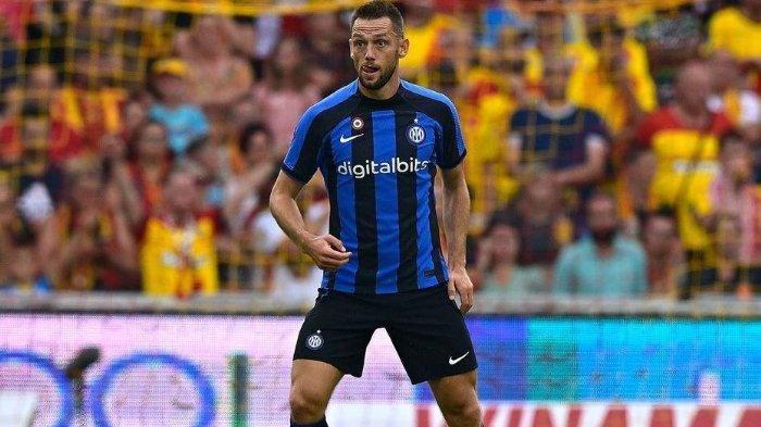 Stefan de Vrij saat berseragam Inter Milan. Bek Timnas Belanda itu sedang diincar eks pelatih Inter Milan, Antonio Conte.