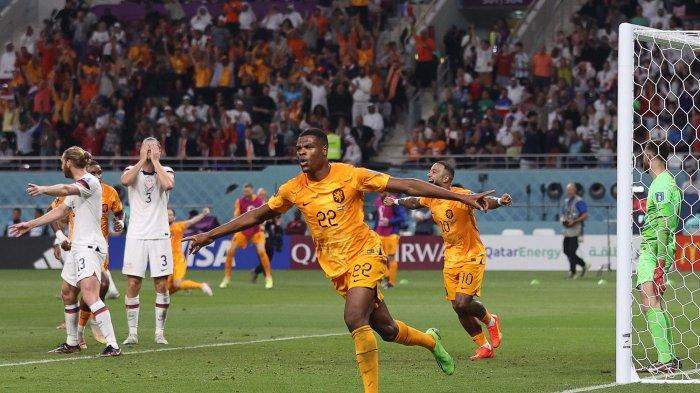 Bek Belanda Denzel Dumfries merayakan gol ketiga timnya selama pertandingan sepak bola putaran 16 besar Piala Dunia Qatar 2022 antara Belanda dan AS di Khalifa International Stadium di Doha. Sabtu (3 Desember 2022).