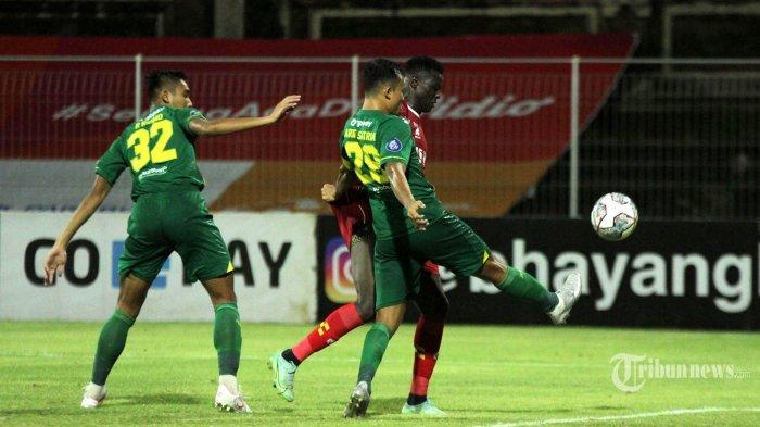 Bek Persebaya Surabaya, Arif Satria (kanan depan) menghalau bola dari gocekan striker Bhayangkara FC, Ezechiel NDouassel (kanan belakang) pada laga pekan ke-20 BRI Liga 1 2021-2022 di Stadion I Gusti Ngurah Rai, Denpasar, Bali, Selasa (18/1/2022) malam.