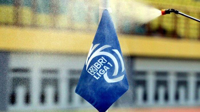 Bendera sepak pojok disemprot disinfektan setiap jeda pertandingan selama Liga 1 2021-2022.