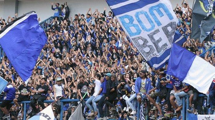 Bobotoh Persib saat menyaksikan salah satu pertandingan Persib Bandung, di Stadion Gelora Bandung Lautan Api (GBLA) Kota Bandung.
