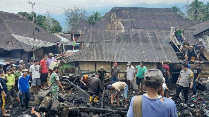 Warga bersama TNI-Polri melakukan evakuasi rumah yang sudah hangus terbakar di Kecamatan Lebong Selatan, Kabupaten Lebong, pada Rabu (10/8/2022).