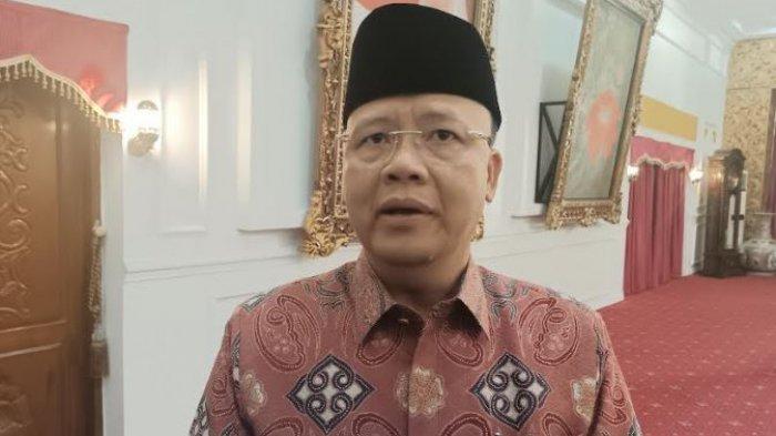 Gubernur Bengkulu, Rohidin Mersyah saat diwawancarai terkait anjloknya harga TBS sawit