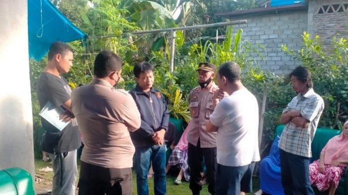 Kapolsek Bulukumpa AKP Asri, saat berada di rumah duka, Selasa(17/5/2022).