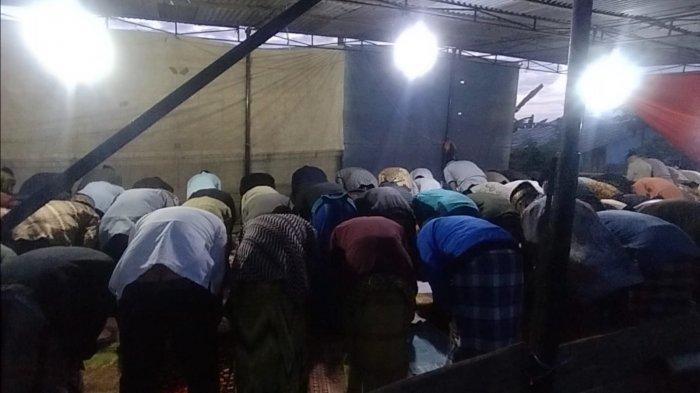 Keluarga dan kerabat korban sedang shalat maghrib berjama'ah di rumah duka Korban Elia, di Desa Pungguk Meranti, pada Kamis (30/6/2022)