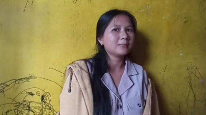 Novi Anjar Sari (27) yang merupakan kembaran korban Nova Anjar Sarah, saat ditemui di rumah ayahnya di Desa Taba Pada, Kecamatan Binduriang, pada Senin (28/3/2022)