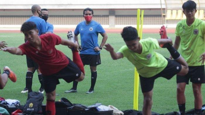 Pelatih timnas U-16 Indonesia, Bima Sakti, mengawasi para pemainnya dalam pemusatan latihan di Stadion Wibawa Mukti, Cikarang, Selasa (22/9/2020).