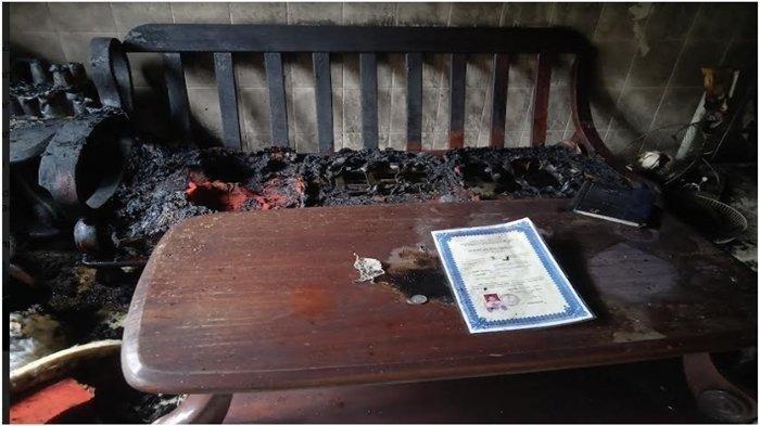 Pemuda bakar rumah di Lorong Segaran 15 Ilir, minta sekolah ke Australia. Pemuda bernama Giant berusia 20-an tahun membakar rumah orangtuanya, Jumat (13/5/2022).