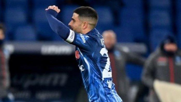 Kapten sekaligus penyerang Napoli, Lorenzo Insigne, berselebrasi usai mencetak gol ke gawang Lazio pada pekan ke-27 Liga Italia 2021-2022.