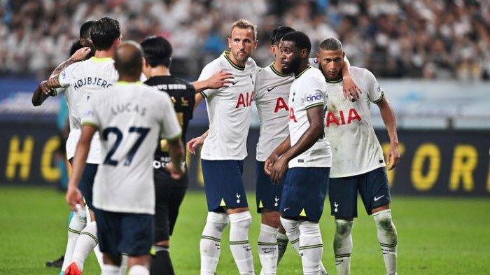 Penyerang Tottenham Hotspur, Harry Kane, merayakan gol bersama rekan setimnya dalam duel menghadapi tim bintang K-League XI di Seoul World Cup Stadium, 13 Juli 2022.