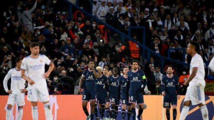 Para pemain Paris Saint-Germain (PSG) merayakan gol Kylian Mbappe ke gawang Real Madrid di Stadion Parc des Princes, Paris, Perancis, Rabu (16/2/2022) dini hari WIB.