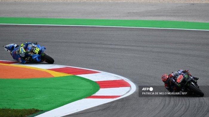 Pembalap Yamaha Prancis Fabio Quartararo (kanan) dan pebalap Suzuki Spanyol Joan Mir bersaing di Grand Prix MotoGP Portugis di Sirkuit Internasional Algarve di Portimao pada 24 April 2022.