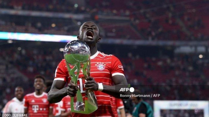 Pemain depan Bayern Munich Senegal Sadio Mane saat mengangkat trofi setelah pertandingan sepak bola Piala Super Jerman antara RB Leipzig dan FC Bayern Munich di Leipzig, pada 30 Juli 2022. Dia dinilai menjadi pengganti sempurna Robert Lewandowski di Bayern Muenchen.