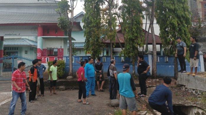 Petugas yang dibantu warga sekitar saat melakukan pengejaran tahanan yang kabur di dekat lokasi SD 11 Kota Bengkulu.
