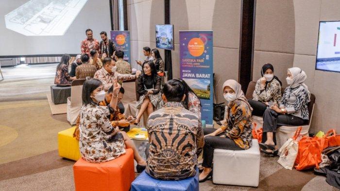 Tampak pihak manajemen Santika Indonesia Hotels & Resorts sedang melakukan persiapan kegiatan perayaan ke 41 tahun. Dalam rangka merayakan hari jadinya Santika Indonesia Hotels & Resorts memberikan kegiatan dan promo-promo menarik bagi tamu setianya.