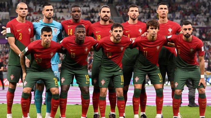 Para pemain tim Portugal berfoto jelang pertandingan sepak bola Grup H Piala Dunia Qatar 2022 antara Portugal dan Uruguay di Stadion Lusail di Lusail, utara Doha. Senin (28 November 2022).