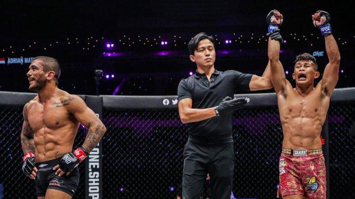 Petarung asal Sorong, Papua, Adrian Mattheis (kanan) berhasil mengalahkan petarung asal Brasil Alex Silva pada pertarungan MMA kelas Featherweight diajang ONE: Lights Out