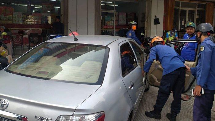 Proses evakuasi seorang balita laki-laki berusia 4 tahun yang terkunci di dalam mobil sedan yang terparkir di Ruko The Caspia Cluster Azalea W6 No.18, Jatimulya, Cilodong, Depok pada Kamis (27/1/2022) sore