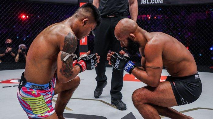 Demetrious Johnson dan Juara Dunia Muay Thai Rodtang Jitmuangnon usai pertarungan MMA vs Muay Thai diajang ONE X