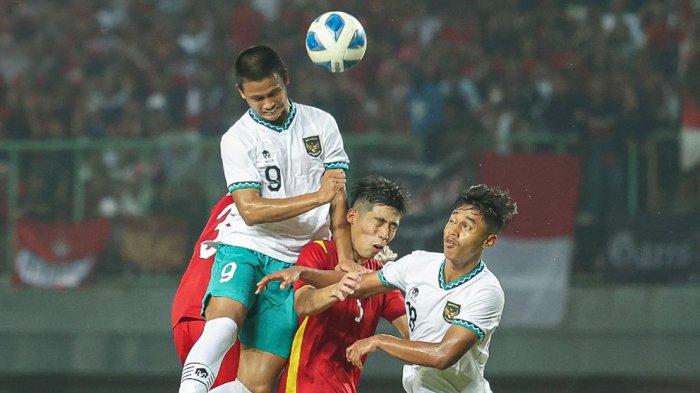 Pemain Timnas Indonesia U-19, Hokky Caraka Bintang Brilliant (kiri) saat berduel diudara dengan bek Vietnam pada laga pembuka grup A Piala AFF U-19 di Stadion Patriot Candrabhaga, Kota Bekasi yang berakhir imbang 0-0