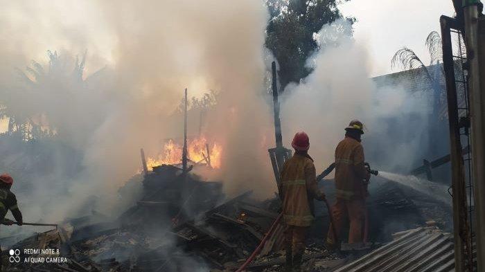Kebakaran melanda lapak kusen di RT 01/10, Jalan Kemang, Kelurahan Sukatani, Kecamatan Tapos, Kota Depok