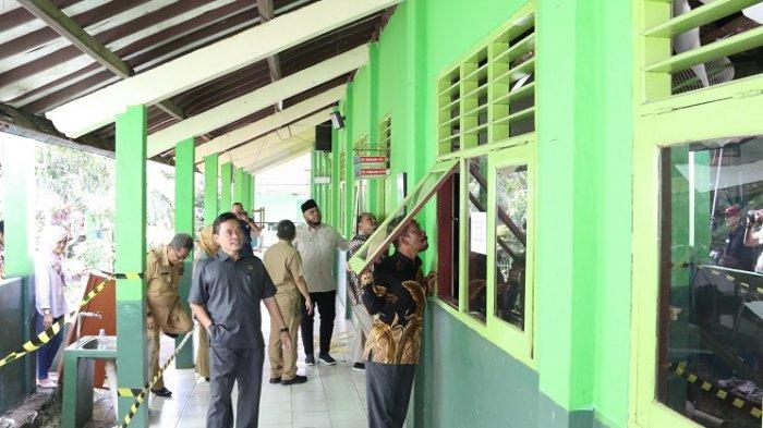 Ketua DPRD Kota Bogor, Atang Trisnanto didampingi oleh jajaran Komisi IV yang terdiri dari Karnain Asyhar, Said Muhamad Mohan, Jatirin, Sri Kusnaini serta anggotoa Komisi I Endah Purwanti meninjau kondisi bangunan SDN 9 Bantarjati Kota Bogor yang ambruk.
