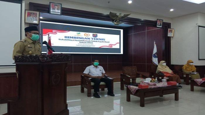 Anggota DPR RI Komisi VIII Nur Azizah Tamhid gulirkan dana bantuan rehabsos untuk rumah tidak layak huni di Depok.