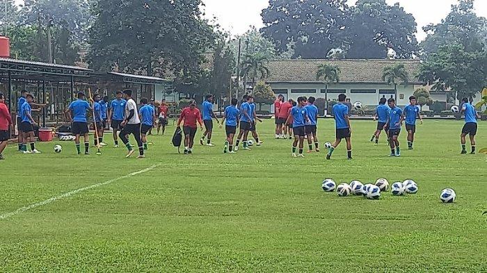 Pemain Timnas Indonesia U-19 tengah melakukan latihan di Kota Bekasi jelang pertandingan Piala AFF U-19 melawan Brunei Darussalam, Minggu (3/7/2022).