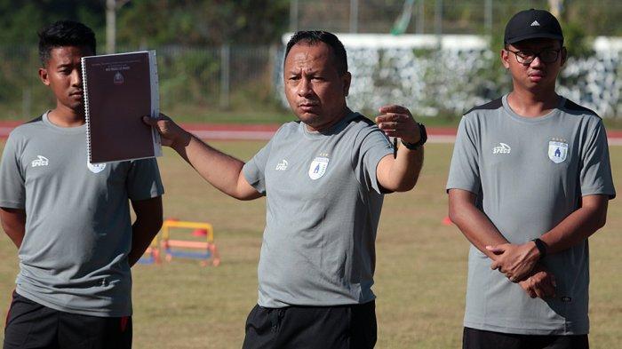 Ricky Nelson pelatih Persipura Jayapura meminta para pemainnya bermain seperti gaya Persipura yang dikenal masyarakat sepak bola Indonesia, terkait hasil minor yang didapat saat menghadapi Persiba Balikpapan.