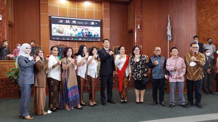 Rienova Serry Donie (tengah kebaya selendang merah) berfoto bersama keluarga dan Wakil Ketua DPRD Kota Depok Yeti Wulandari (kiri) serta para pengurus Partai Gerindra Kota Depok seusai dilantik pada Penggantian Antar Waktu (PAW) sisa masa jabatan 2019-2024 di Gedung DPRD Kota Depok, Cilodong, Rabu (31/8/2022).