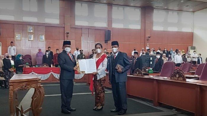 Rienova Serry Donie seusai menjalani sumpah jabatan yang dipimpin Ketua DPRD Kota Depok HTM Yusufsyah Putra (kiri) di Gedung DPRD Kota Depok, Cilodong, Rabu (31/8/2022)
