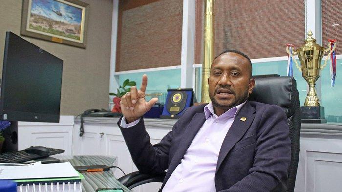 Yan Permenas Mandenas anggota DPR RI Fraksi Gerindra di Komisi III diangkat sebagai Manajer Tim Persipura Jayapura yang tahun ini terdegradasi ke Liga 2