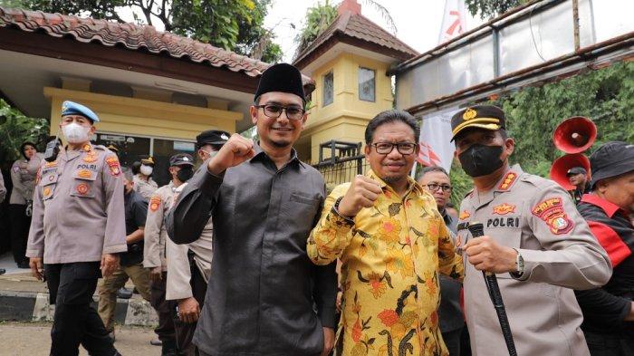 Ketua DPRD Kota Depok F-PKS HTM Yusufsyah Putra (batik) bersama Kapolres Metro Depok Kombes Imran Edwin Siregar dan Anggota Komisi D DPRD Kota Depok F-PKS Ade Supriyatna seusai menemui Forum Buruh Depok yang berdemo di depan Gedung DPRD Kota Depok, Cilodong, Kota Depok, Kamis (15/9/2022).