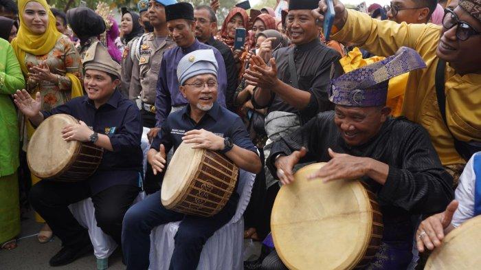 Menteri Perdagangan (Mendag) Republik Indonesia, Zulkifili Hasan turut menghadiri puncak acara perayaan HUT 273 Kabupaten Langkat, Sumatera Utara pada Selasa (17/1/2023). Turut hadir Erick Thohir, Pasha Ungu, Uya Kuya, serta Eko Patrio.