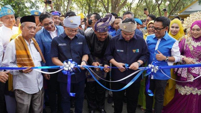 Menteri Perdagangan (Mendag) Republik Indonesia, Zulkifili Hasan turut menghadiri puncak acara perayaan HUT 273 Kabupaten Langkat, Sumatera Utara pada Selasa (17/1/2023). Turut hadir Erick Thohir, Pasha Ungu, Uya Kuya, serta Eko Patrio.