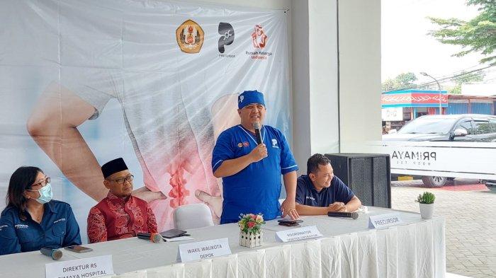 dr. Alif Noeriyanto Rahman, Sp.OT., (pegang mic) bersama Direktur Primaya Hospital Depok dr. Hanny Merliana, MARS., (kiri), dan Wakil Wali Kota Depok Imam Budi Hartono (batik merah) saat memberikan keterangan terkait penyakit nyeri yang kerap dirasakan masyarakat dalam bakti sosial Primaya Hospital Depok, Jalan H. Dimun, Cilodong, Kota Depok, Minggu (2/10/2022).