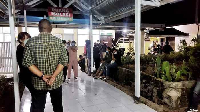 Keluarga almarhum Wabub Manggarai Timur, Drs.Jaghur Stefanus, menunggu di Ruang Isolasi RSUD Dr WZ Johannes Kupang, Rabu malam 30 Maret 2022.