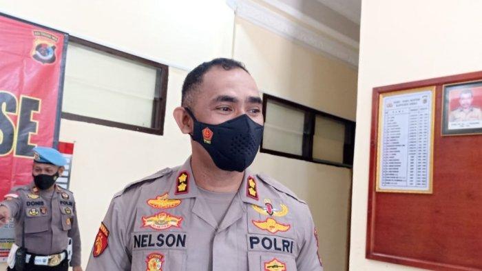 KETERANGAN -Kapolres Sikka, AKBP Nelson Diaz Quintas memberikan keterangan terkait kasus tindak pidana penggunaan bahan peledak dan pencurian dua unit sepeda motor, Senin 1 Agustus 2022.